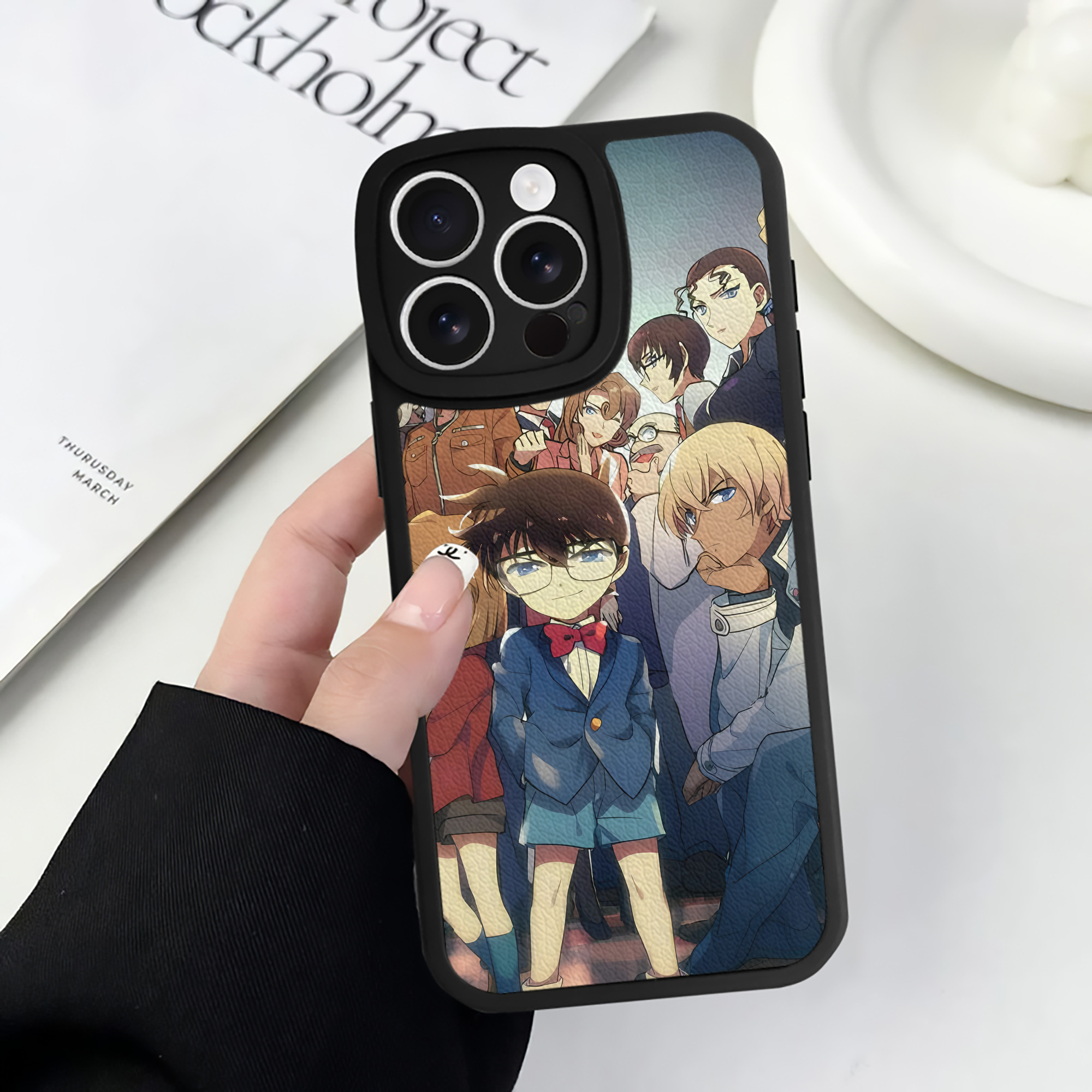 （画像用） 名探偵コナン Detective Conan 【iPhone 16シリーズ対応】シリコンスマホケース（レザー調） 材質：シリコン
